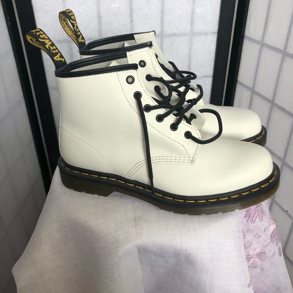 NWOT  dr martens white combat boots,  size 10 - Picture 3 of 6